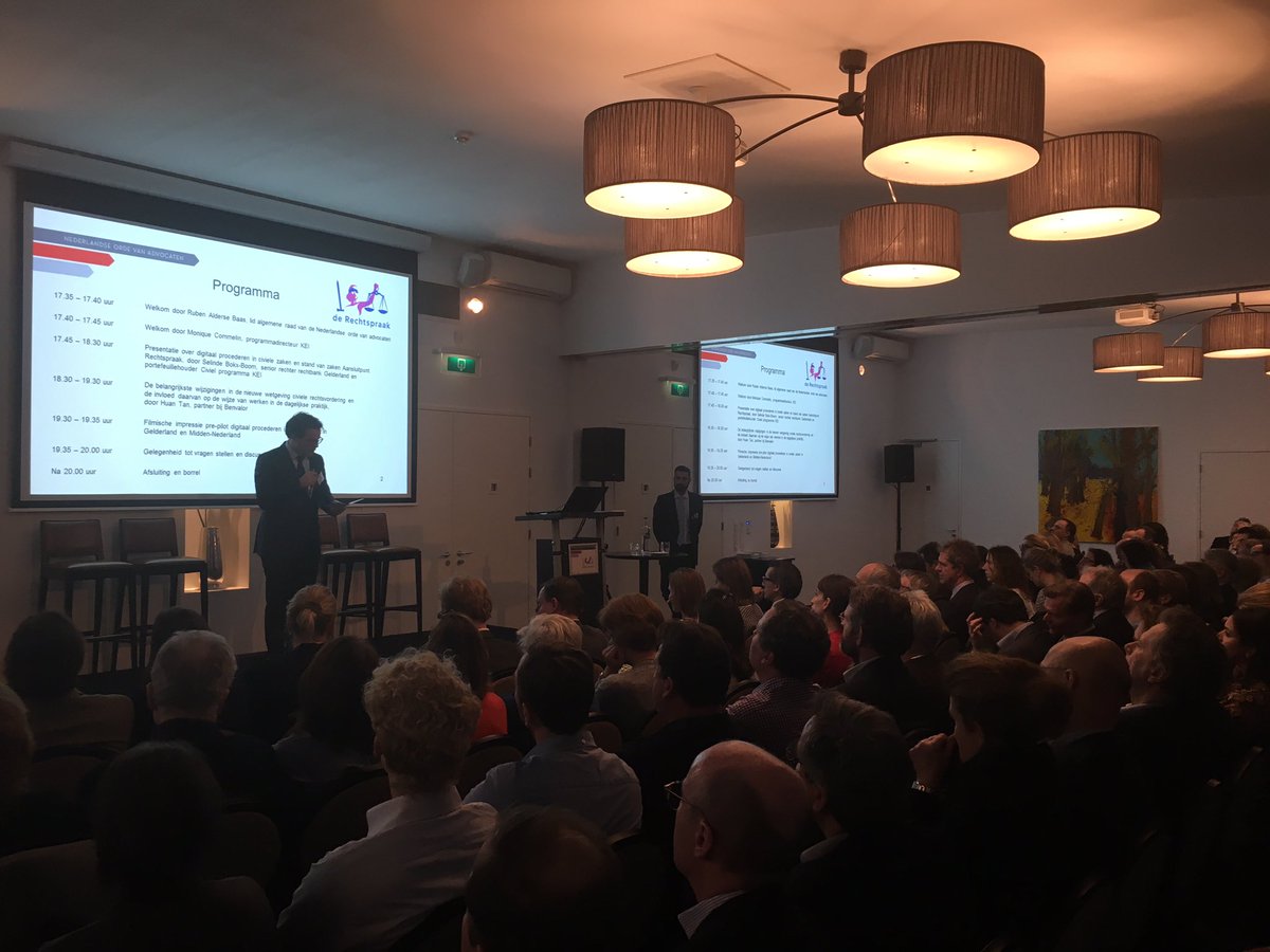 Advocatenorde's tweet photo. AR-lid Ruben Alderse Baas @ABNGroningen trapt bijeenkomst #digitaalprocederen af voor volle zaal met 250 advocaten. https://t.co/ewtmHmn8ze