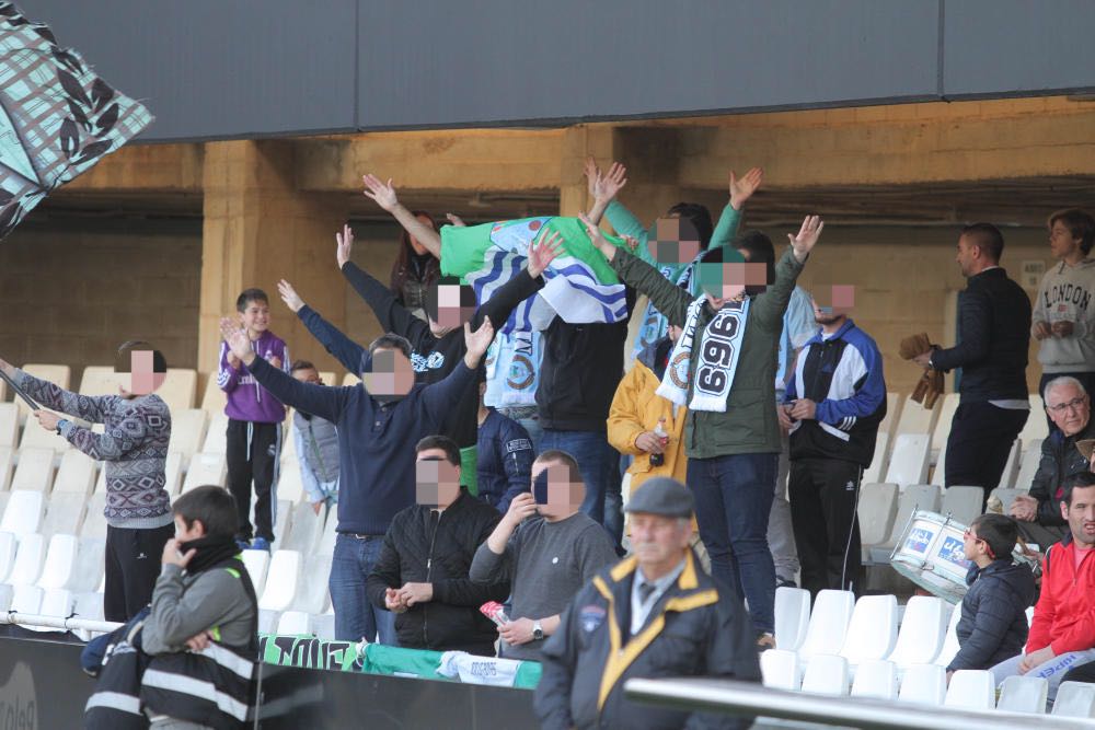 Grada1969's tweet photo. ¡En las buenas y en las malas, siempre presentes! @CD_EJIDO 🆚 @FCCartagena_efs Fútbol, cerveza y buen escenario. #MuchoPoli https://t.co/cqLeoF4dAU