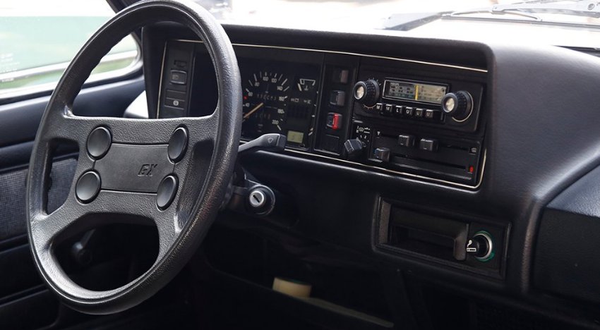 OttawaVW's tweet photo. Still a classic but what kind of car is it? #interior #riddle #classiccar #volkswagen https://t.co/xQgGZ259na