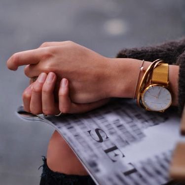Statement watches and minimal bangles, we love this look! Create your own with the link in our bio #boutiqueGoldsmiths