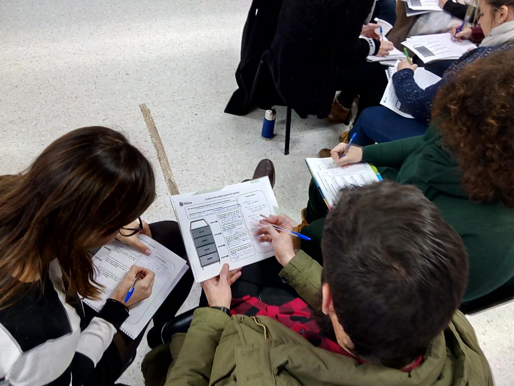 TeresaCasillasF's tweet photo. Los profes de Juan XIII y Echamendi de @FDEVictoria  entusiasmados con la coevaluación de su # buena clase. https://t.co/9BpHSlyMgZ