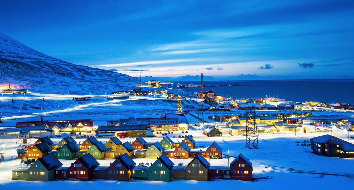 Isharedesign's tweet image. Chasing the first sunlight is one of the most special experiences you can have on #Svalbard🌅 bbc.com/travel/story/2… via