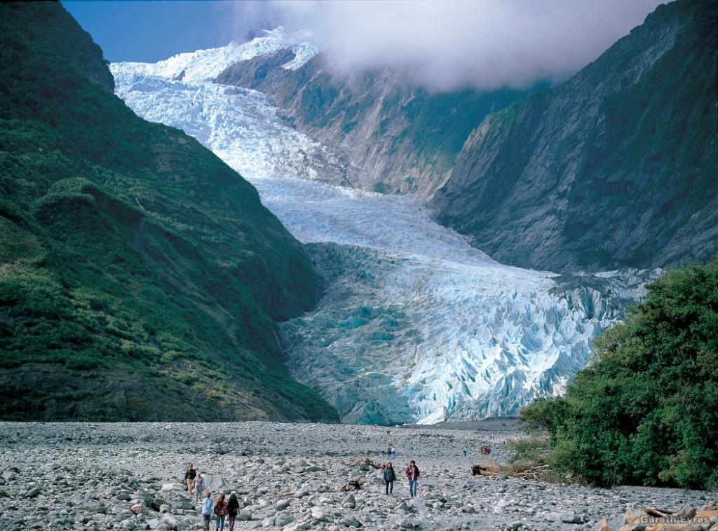 NuevaZelandaNet's tweet photo. El Glaciar Franz Josef es igual de impactante visto a pie o desde el aire, ¡una experiencia inolvidable! https://t.co/7Ez5wNEiBy https://t.co/5JOeozNp0c