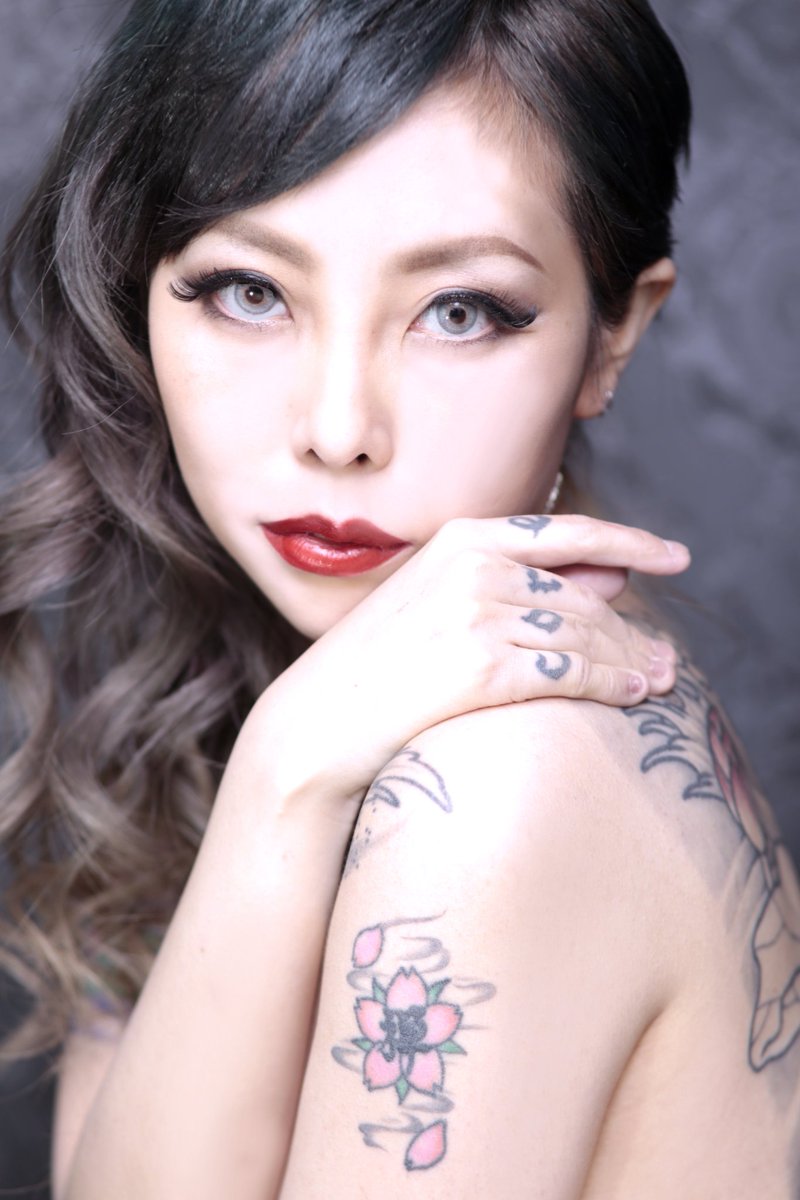 her_majesty_sm's tweet photo. Model: 女王陛下
Makeup: @mamin_abe
Photo: @takeomimatsuura

最後のレタッチは Dita von Teese風に(*˘ ˘*)

#モデル
#ポートレート
#被写体希望
#カメラマン募集
#セクシー
#化粧品 #ポスター 風 https://t.co/rPZDSOPQ1x