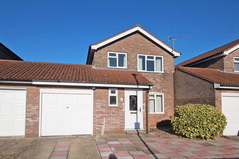 3 bedroom Detached House for sale: Viscount Drive, Mudeford, Christchurch sladeshomes.co.uk/property-searc…