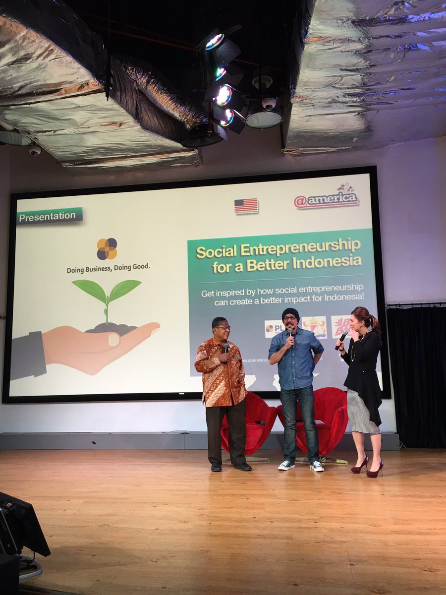 mbak <a href="/vcolondam/">veronica colondam</a> salah satu founder <a href="/usahasosial_id/">PLUS</a> menjelaskan ttg #SocialEntrepreneurship berdiskusi dgn pak Darmin <a href="/atamerica/">@america</a>