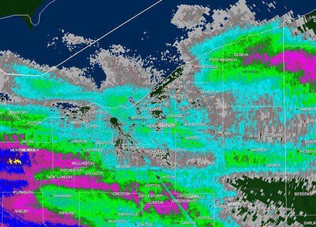 clevelanddotcom's tweet photo. Snowfall rates lightening up a bit, still persisting over Ashtabula County. Read more about the snow here: https://t.co/FccJhLPw9Q #CLEsnow https://t.co/xbsMiZw7eE