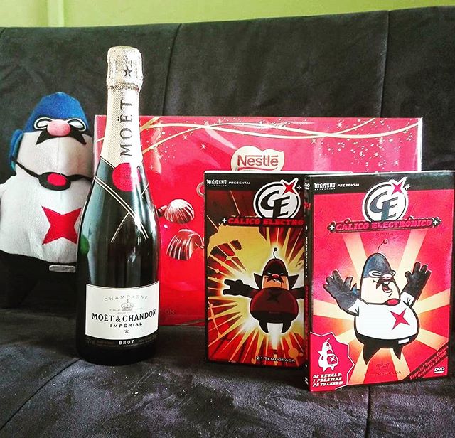 XpertiX's tweet image. Empezamos bien la semana! Gracias @escolano por este #regalo. Esto si es motivación 😁 #xpertix #barcelonatech #moetchandon