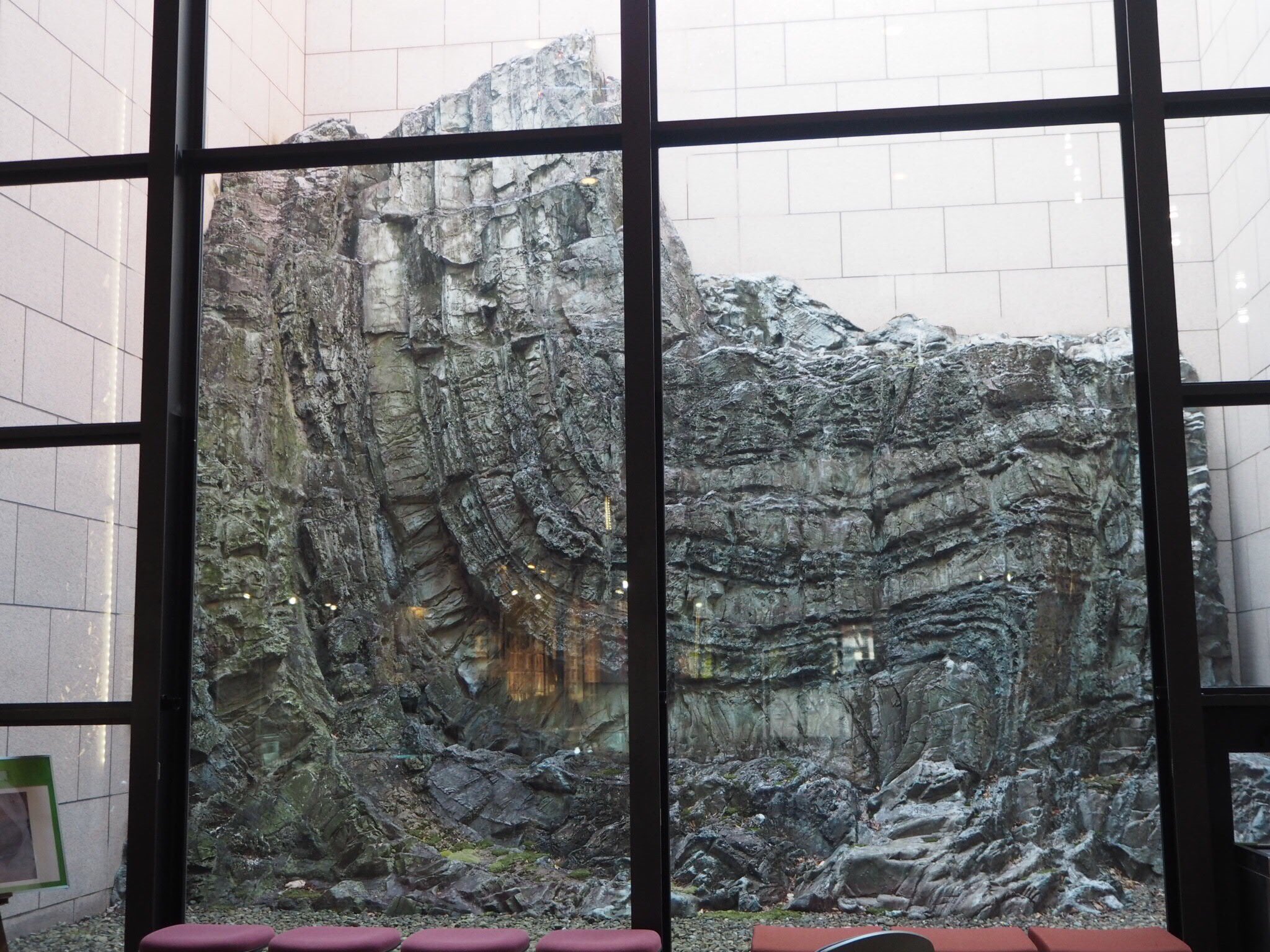 ツク之助 フトアゴ絵本発売中 בטוויטר 館内に入ってまず真っ先に目に入るのが 宮城県牡鹿半島牧の崎の ジュラ紀の褶曲層 の実物大レプリカ 写真でみると迫力が伝わりませんが 非常に大きくかなりインパクトがあります 地質標本館
