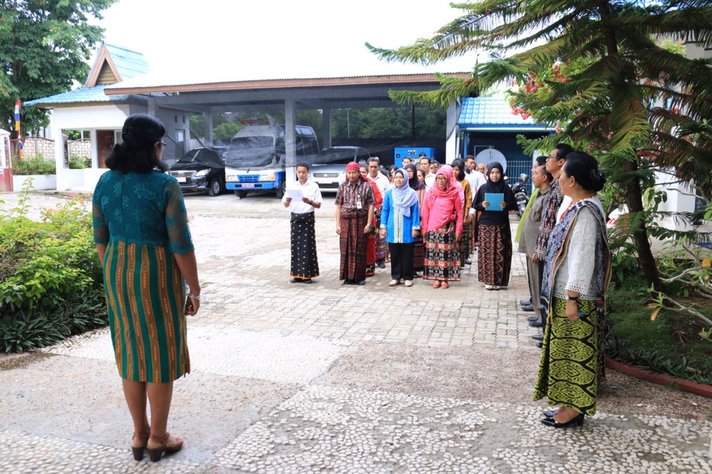 bpomkupang's tweet photo. Apel pagi pada HUT BPOM RI ke-16 di Balai POM Kupang, kostum tenunan ikat NTT. https://t.co/XIyql9KREz