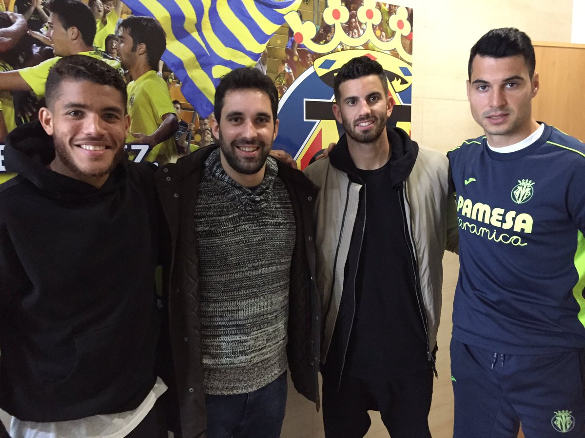 CdelDeportista's tweet photo. Magnífico encuentro con los jugadores del #VillarrealCF ⚽️📱 #CD #clubdeldeportista #TourCDLive https://t.co/XdmRXqbEo7