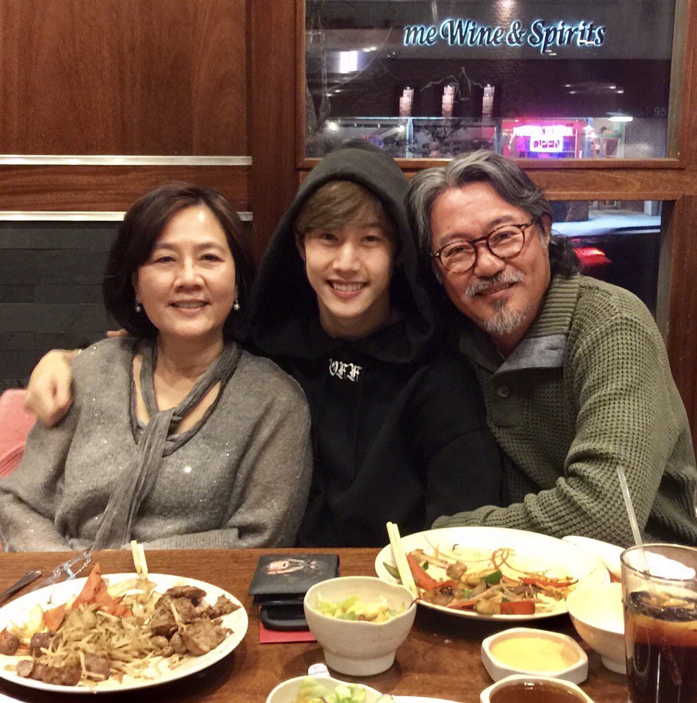 hvmesick's tweet photo. nothing makes me as happy as i am when i see mark having a good time with his family https://t.co/kZqhTPdAQU