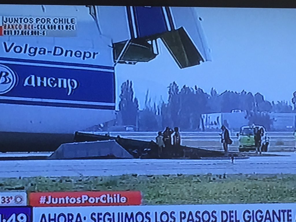 Empiezan los trabajos para armar los helicópteros q trae el Antonov-124,todo x parte de #helicopterexpress #incendiosforestales #muchogusto