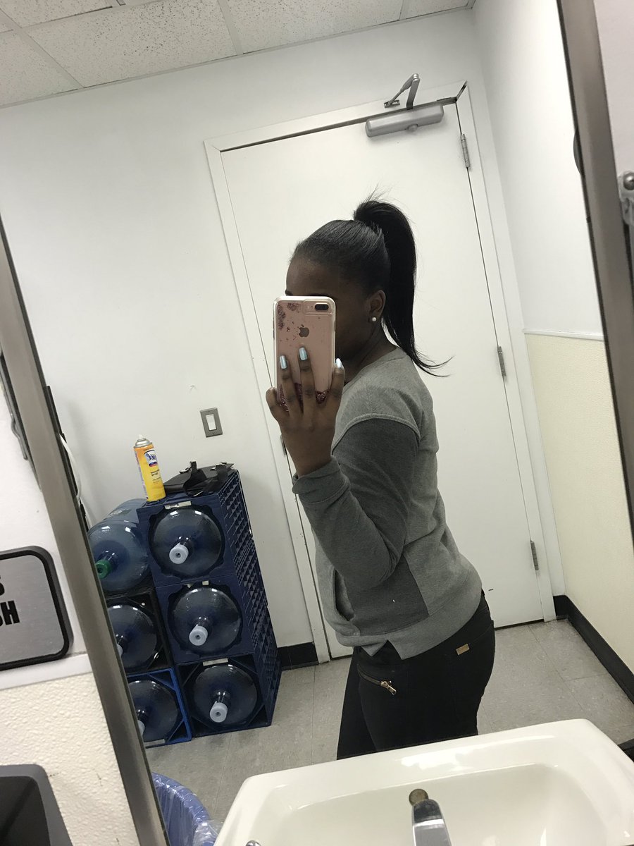 FashionGawd3sS's tweet photo. Yes! Black girls got hang time too π #AllNaturalHair #NoPermMami #Modimel π±πΏββοΈ https://t.co/n995dH5bMf