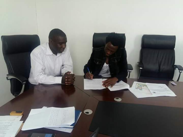 AFCLeopards's tweet photo. 📷: Here's our new signing Kevin Kimani (R) alongside club CEO @rnamai (L) putting pen to paper to seal the deal #Ingwe https://t.co/N5nzoph5z3