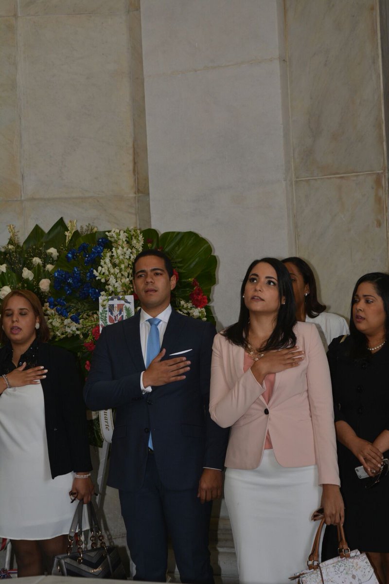 EdwardHidalgo's tweet photo. Depositamos una ofrenda floral junto a nuestros amig@s de @JuventudRD para conmemorar el Día Nacional de la Juventud. https://t.co/pYG6FD4T29