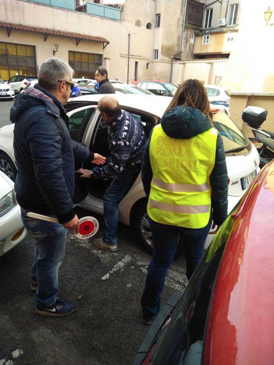 virginiaraggi's tweet photo. Roma dichiara guerra ai parcheggiatori abusivi: https://t.co/f3CdlPxkuL https://t.co/JRzTGkdGPh