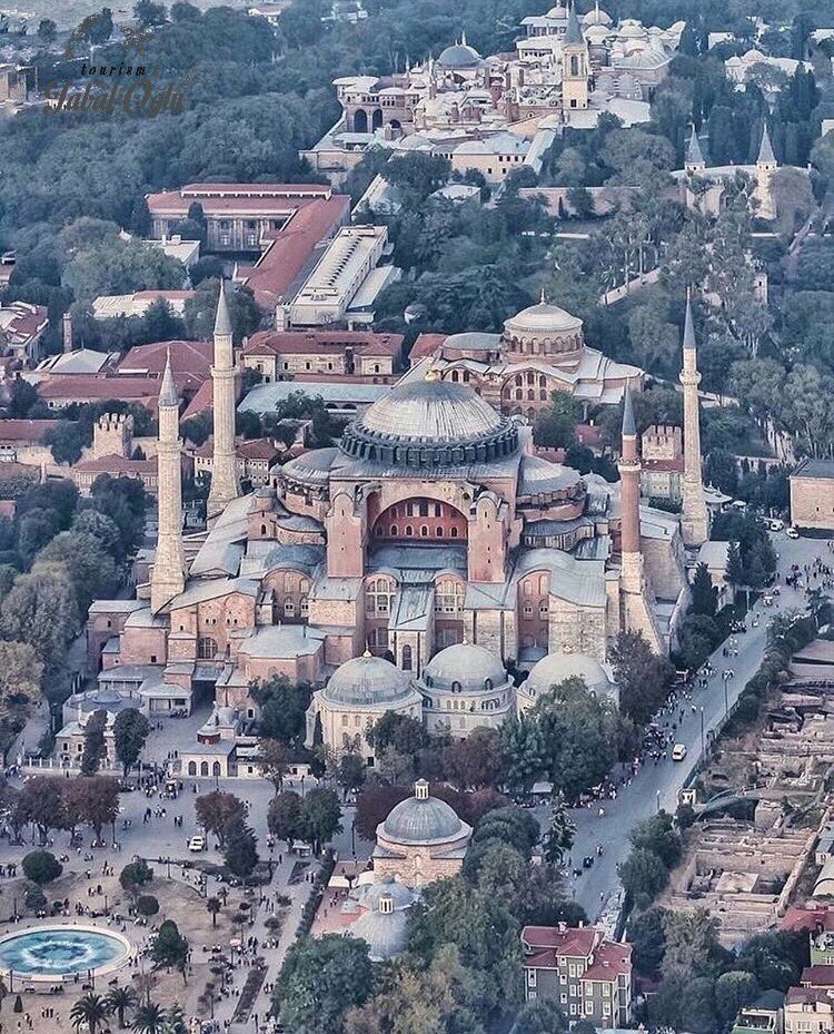 JabalogluT's tweet photo. لا تفوتو زيارة أجمل أمثلة العمارة البيزنطية والزخرفة العثمانية في اسطنبول آيا صوفيا..

#السياحة_معنا_أجمل 

#Istanbul #Jabaloğlu https://t.co/nbBSklE5R8