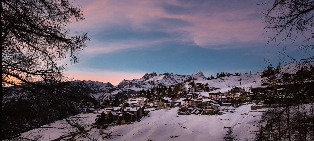 Italia's tweet photo. La #fieraSantorso finisce e con essa due giorni di festa per la @Valle_dAosta. Da domani vi aspettiamo tra le nostre montagne #IlikeItaly https://t.co/8sh7w1Iu5n
