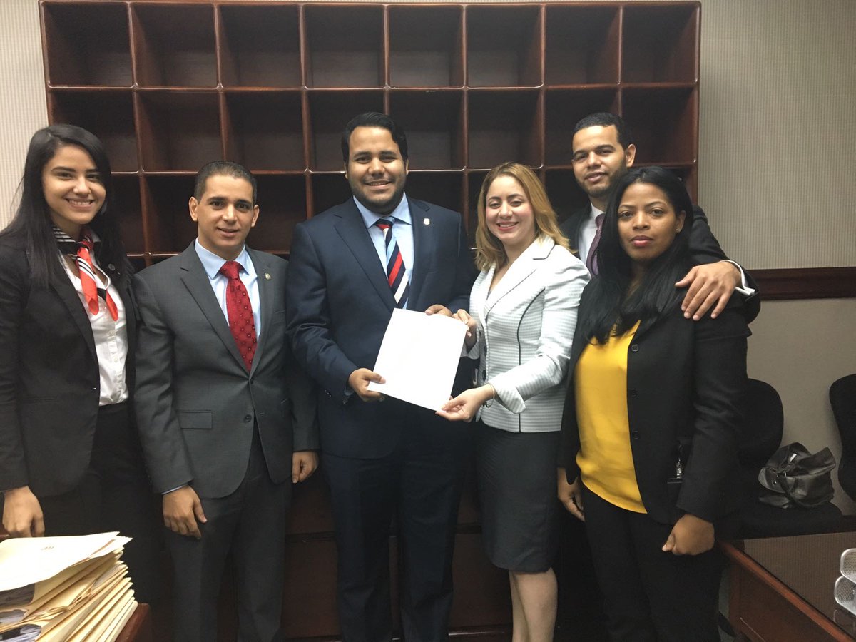 RogelioGenao's tweet photo. #DiaNacionalDeLaJuventud Jóvenes @DiputadosRD de todos los partidos, piden mayor cuota electoral para Juventud  !!!! https://t.co/2IGMOWJ301