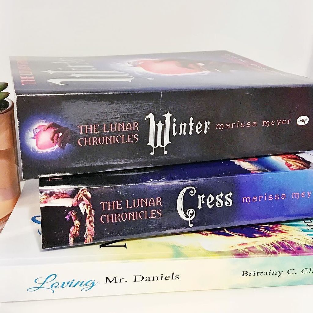 Bookish_Grl's tweet photo. - "I think I realised that I would rather die for betraying them. Than live because I betr… https://t.co/7ENDYB8T0c https://t.co/5m4ZVyArPr