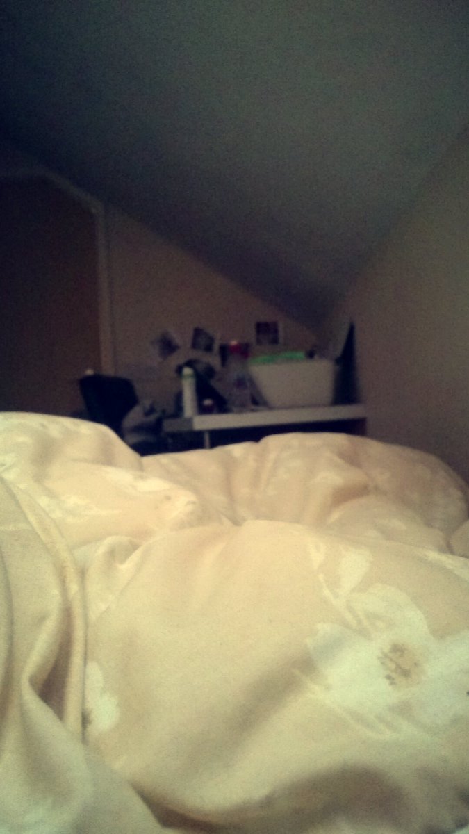 In bed, struggling with so much pain today 😔 Painkillers aren't working, so exhausted from it all 😴😔