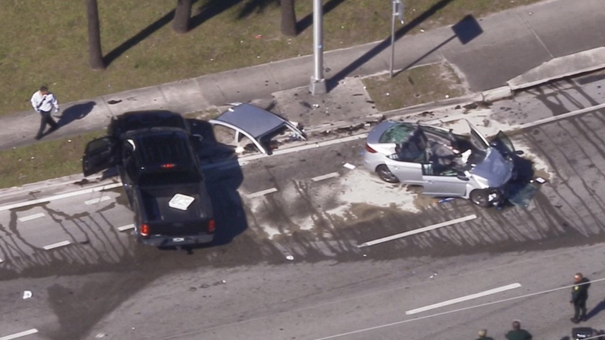 Multi-vehicle crash shuts down Powerline Road in Pompano Beach bit.ly/2jQFUcO https://t.co/gjyz5vXRKA