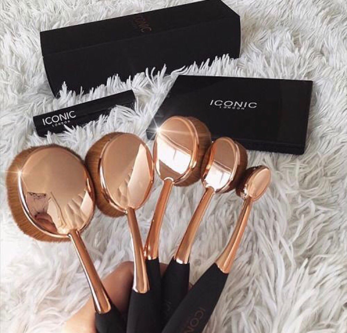 CrushedDiamonds's tweet photo. need these @ICONICLDN brushes ❤️😍 https://t.co/Dwm53arWaq