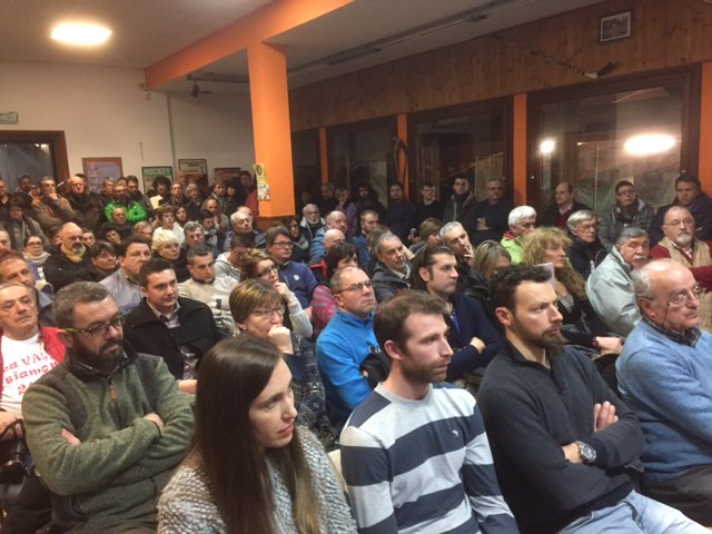 Fame di #hockey in #ValPellice: il bar del vecchio palaghiaccio è gremito per la presentazione del progetto #hcvfilatoio2440.