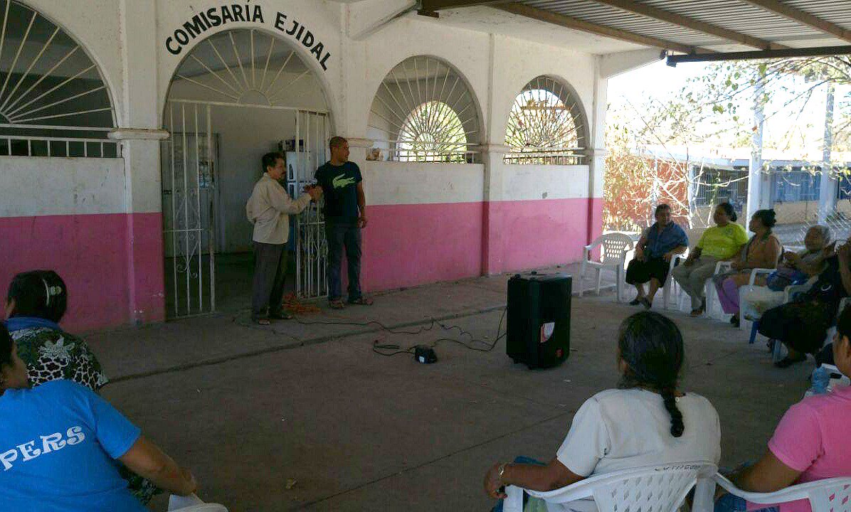 IIPSOCULTA's tweet photo. Diálogo entre miembros de la #apofam y #comunidades del Río Balsas, #Guerrero, sobre política migratoria: muro, remesas y deportaciones https://t.co/zSyXMj5gqN