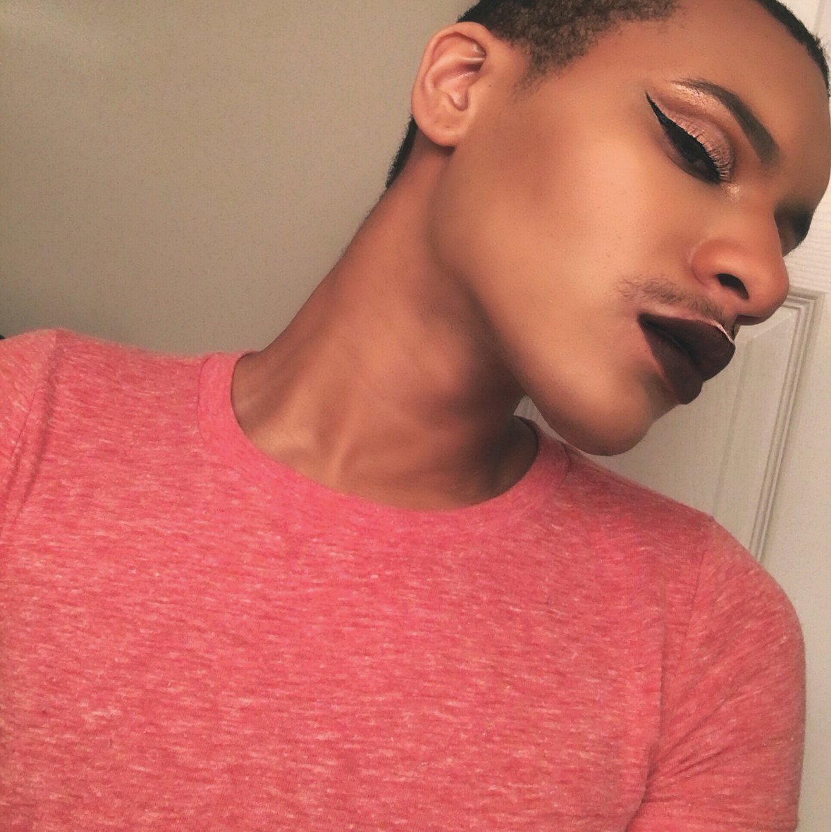 beezzux's tweet photo. be my valentine's ๐
#malemua #meninmakeup #ValentinesDay #NewProfilePic #gaymen #JanuaryGlamBag #drag #cutewithacause tag your fav guru ๐ก https://t.co/bPg7g8ikU6