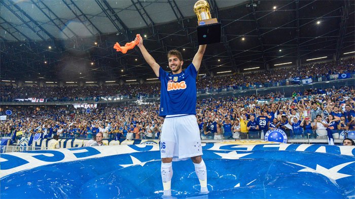 O bom filho a casa torna: Lucas Silva está de volta ao Cruzeiro.

goo.gl/zY6z7S