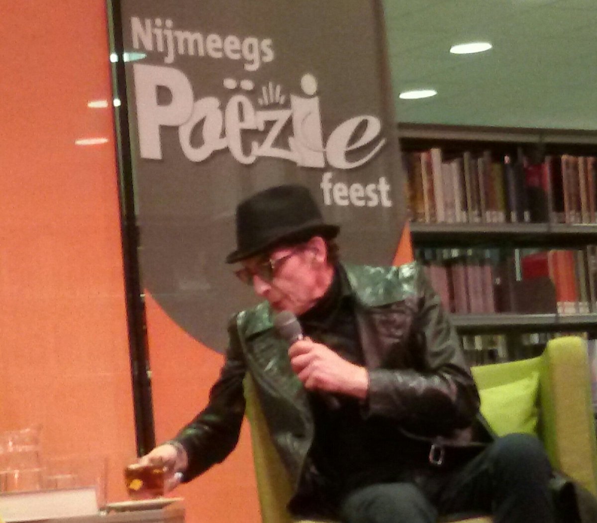 #jules #Deelder aan de #thee tijdens #poëzie feest in #bieb #Nijmegen. #humor #Rotterdamse  kost. Lang leve de #dichter! Waarvan? #obgz