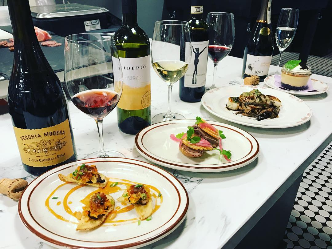 renotahoe's tweet image. Looking for good eats in the heart of #RenoTahoe? Take a stroll down Sierra St. for a taste of downtown delicious: visitrenotahoe.com/blog/dowtown-r…