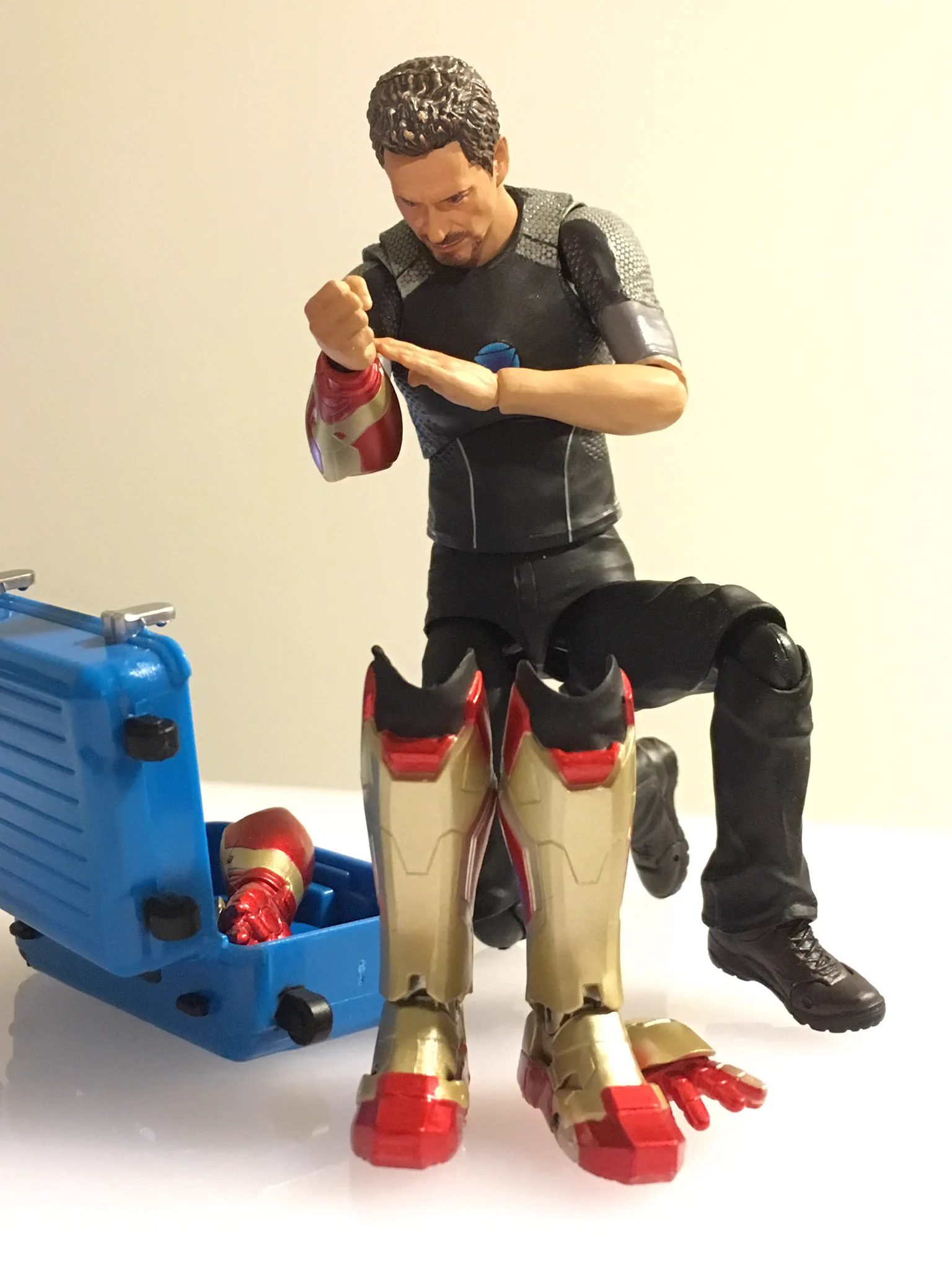 ウルトラマンにキャリーバッグを持たせるだけで、移動中のコスプレイヤ―に変身ｗｗｗ