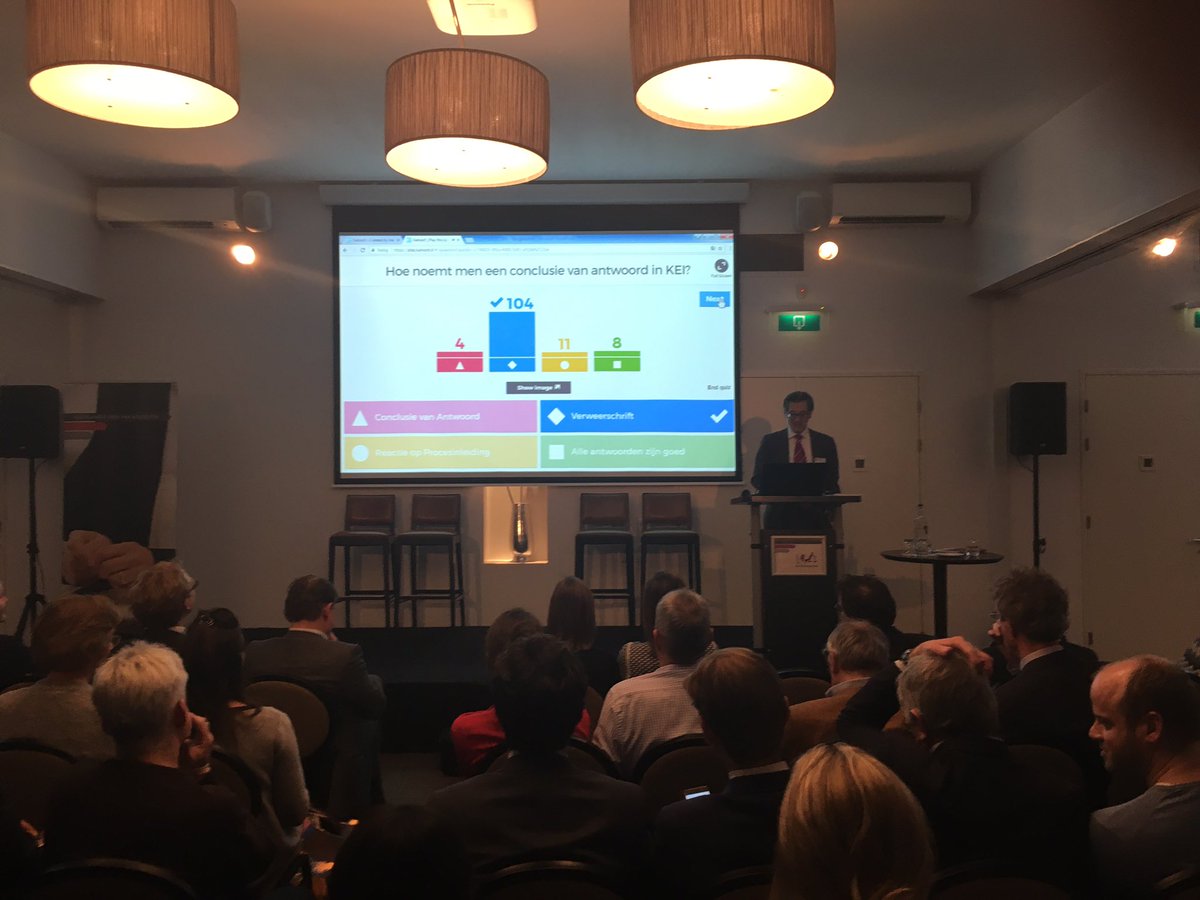 Advocatenorde's tweet photo. Advocaat @huanhtan, deelnemer aan de pre-pilot #digitaalprocederen doet een KEI-quiz met het publiek en vertelt over zijn ervaringen https://t.co/T1hw8RPDEO