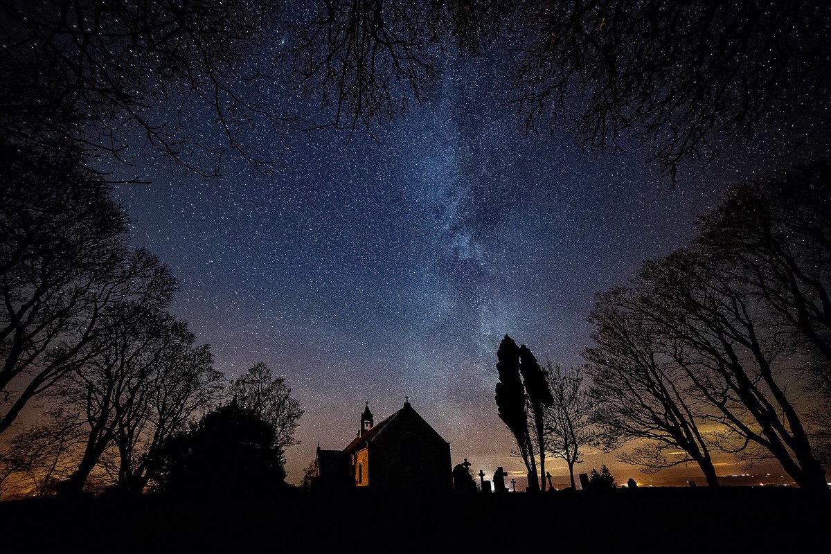 GraemePeacock1's tweet photo. 300m+ stars rising above a #Northumberland church. And a hypothermic photographer. @StormHour @VisitNland @NorthLightAlert @NTHadriansWall https://t.co/ojc5dlTTWp