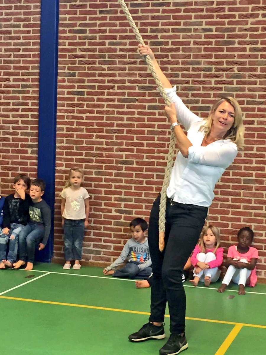 sannedaphne's tweet image. Vandaag was echt de allerlaatste dag van juf @JacobienB op @violenhilversum Dank je wel voor je inzet,gezelligheid en drive voor de school!