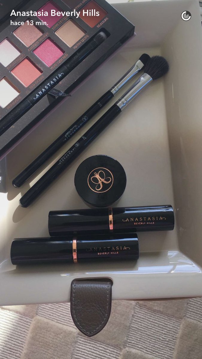 emi_love_x's tweet photo. Having ABH on snapchat is the worst decision ever I get so jealous! https://t.co/G2ZSUQsqNV