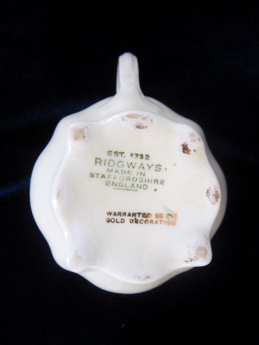 nevergetsoldshp's tweet photo. #vintage #ridgways creamer & #copeland #spodestowerpink fruit nappy just two of our latest finds https://t.co/xEiBIfCR1o