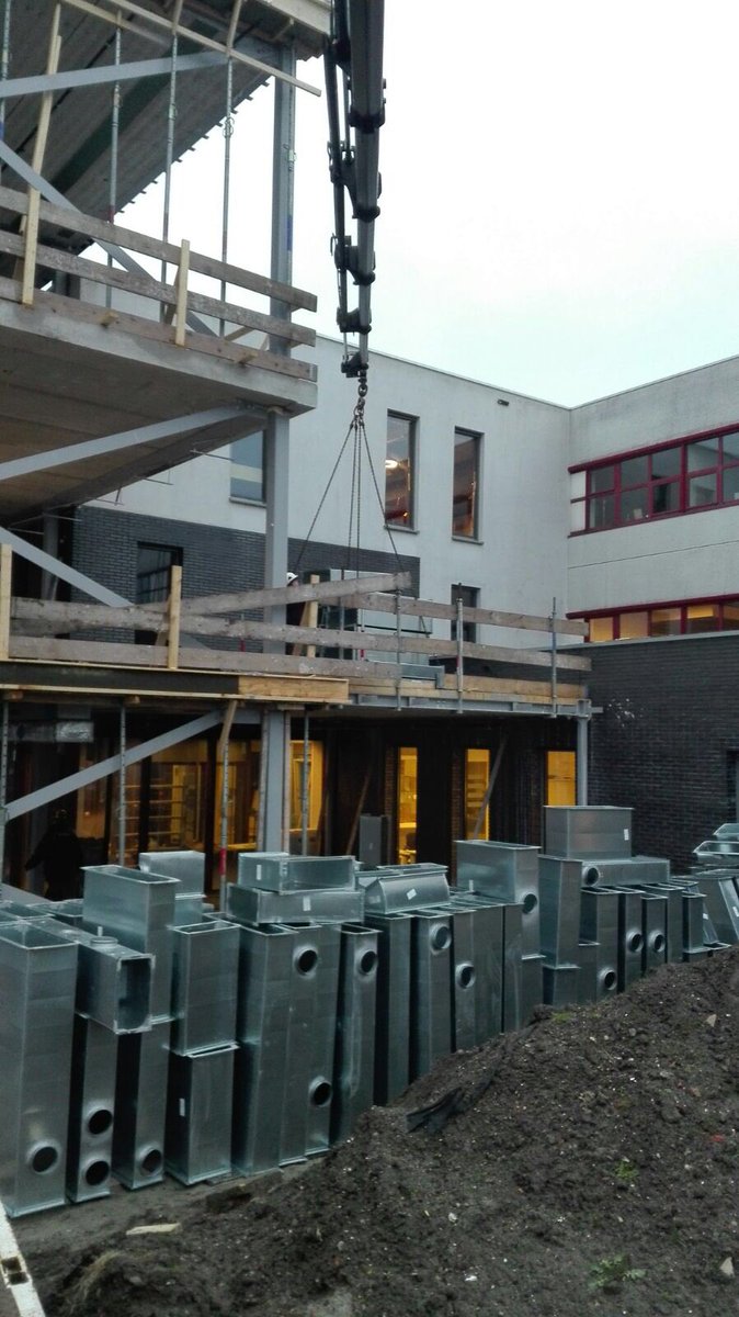 dampootje's tweet photo. Vanochtend divers prefab kanaalstukken, op verdieping omhoog gehesen.Dit om het werkproces te versnellen @DamstraDriezum https://t.co/FT0Mff7K7A