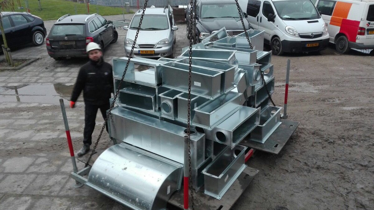 dampootje's tweet photo. Vanochtend divers prefab kanaalstukken, op verdieping omhoog gehesen.Dit om het werkproces te versnellen @DamstraDriezum https://t.co/FT0Mff7K7A