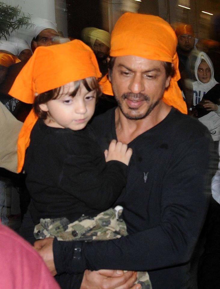 tkkfcpune's tweet photo. @iamsrk with Son #AbRam At Golden Temple, in Amritsar. #RaeesTour
#RaeesInAmritsar https://t.co/PsbFAKzGHM