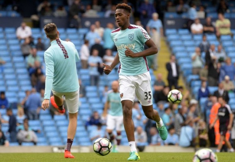 MirrorFootball's tweet image. Reading sign West Ham youngster Reece Oxford on loan for the rest of the season
bit.ly/2kMGlmJ