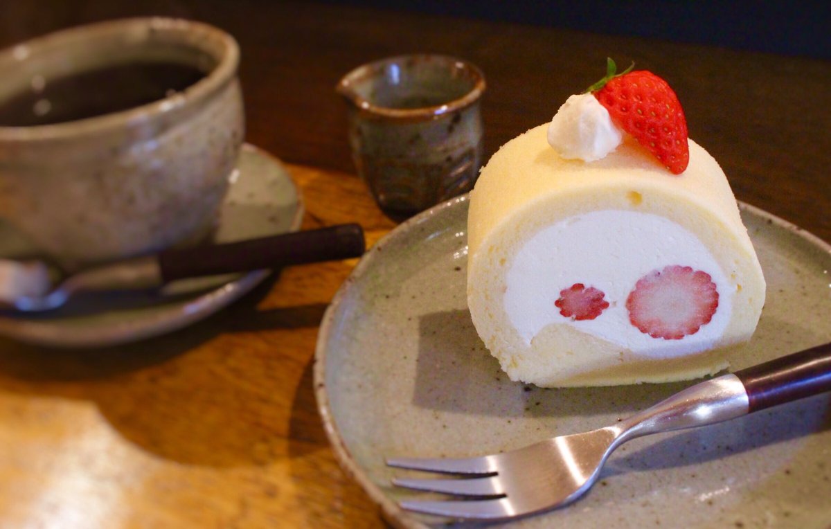 カフェめぐり 京都の修学院にある セイカツノガラさん とにかく 全てにセンスが良いです ケーキも見た目通り 美味しくて 店主さんの良さがぎっしり詰まったケーキです 置いてある本なども面白いです 京都 カフェ