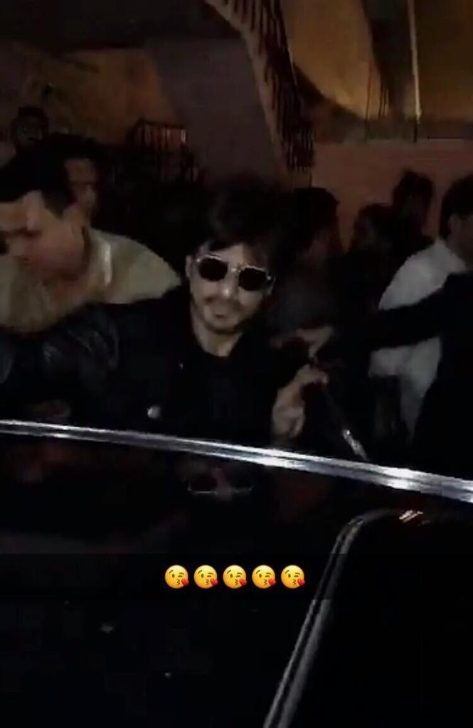 iamMamunHusain's tweet photo. Pics: #ShahRukhKhan @iamsrk was stopped in Ahemdabad airport.
#RaeesInAhemdabad #Raees #KingKhan #RaeesTour https://t.co/zHmFBgiaUZ