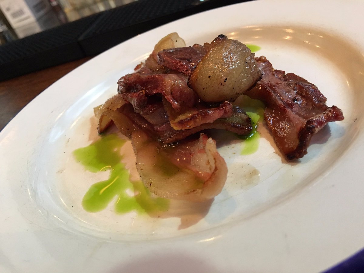 si_root's tweet photo. amazing lunch @littlepittsoho face bacon, pork scrumpet, grilled bravette, bone marrow mash & green chilli slaw #piggedout #carnaby #baconed https://t.co/CTdYgRxz4X
