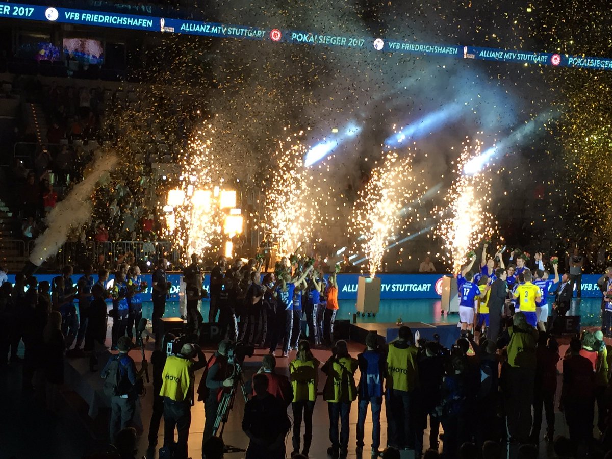 1OBrandsOnlyFRI's tweet photo. Netzwerker vom Feinsten: Volleyball-Pokalfinale 2017, tolles Publikum, atemberaubende Ballwechsel #dvv #saparena #jenniferpettke #niagrant https://t.co/4IXbbW2EX2