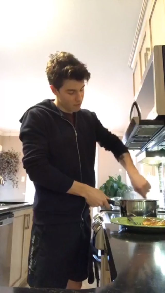 hystericalmessx's tweet photo. if being an artist doesn't work out for you you can always become a chef. #cookingwithShawn @ShawnMendes https://t.co/tHORnXny7D