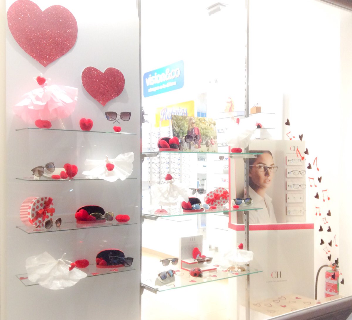 eduinailusiones's tweet photo. #escaparates #eduinailusiones #SanValentin #love #amor #creatividad #visualmerchandaising #windows #Marketing #ideas #retail #branding https://t.co/0H0bVrll4W